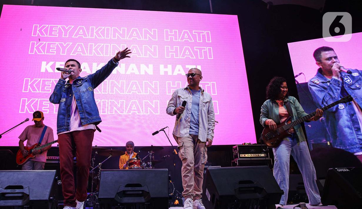 Grup musik Base Jam saat tampil pada hari kedua festival musik All You Can Hear Gigs di Asthana Kemang, Jakarta Selatan, Rabu (6/11/2024). (Liputan6.com/Angga Yuniar)