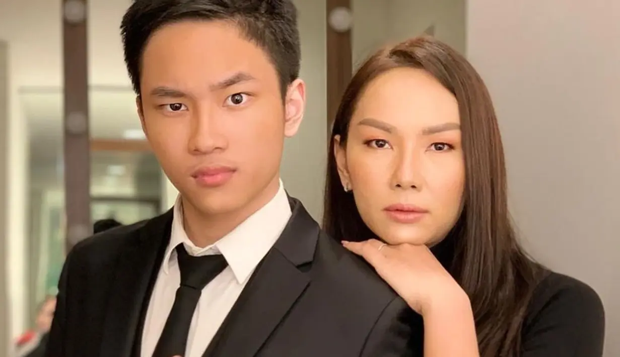 Penampilannya yang rapi dengan setelan jas serta dasi hitam ini membuat anak Kalina Oktarani tersebut banyak dipuji warganet. (Liputan6.com/IG/@azkacorbuzier)