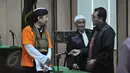 Terdakwa kasus terorisme Afif Abdul Majid berdiskusi dengan tim kuasa hukumnya saat sidang tuntutan di Pengadilan Negeri Jakarta Pusat, Senin (8/6/2015). (Liputan6.com/Herman Zakharia)