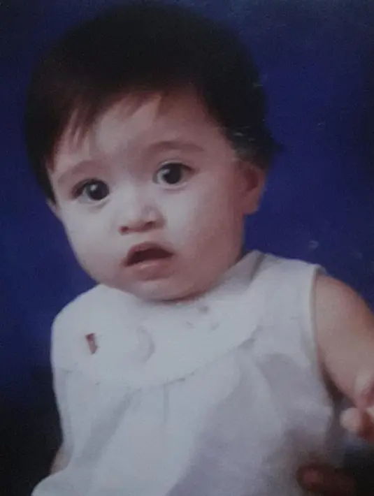 Nathalie Holscher disebut sangat mirip Baby Adzam di foto tersebut. Mata, ekspresi, rambut Nathalie Holscher ini sangat mirip dengan saudara sambung Rizky Febian itu. Mata belo artis yang sudah wara wiri di dunia seni peran sejak tahun 2013 ini menjadi daya tarik tersendiri sejak ia kecil bahkan kini sudah dewasa. Jika disandingkan, foto masa kecil Nathalie dan foto Baby Adzam memang sangat mirip. (Liputan6.com/IG/nathalieholscher)