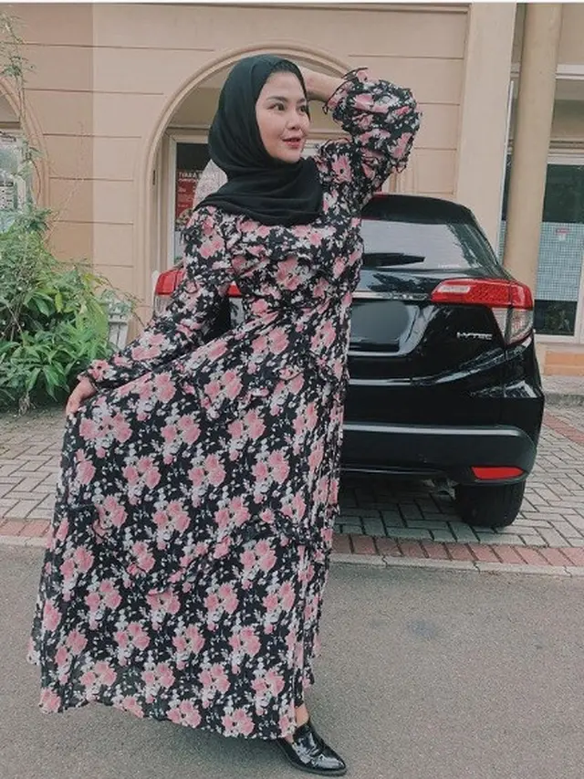 6 Potret Rosa Meldianti Keponakan Dewi Perssik Tampil dengan Hijab, Banjir Pujian