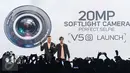 Product Manager Vivo Indonesia Kenny Chandra (kiri) bersama artis Al Ghazali (kanan) meluncurkan produk terbaru Vivo V5s di Jakarta, Rabu (10/5). Vivo V5s diluncurkan dengan mengandalkan kamera depan 20mp. (Liputan6.com/Angga Yuniar)