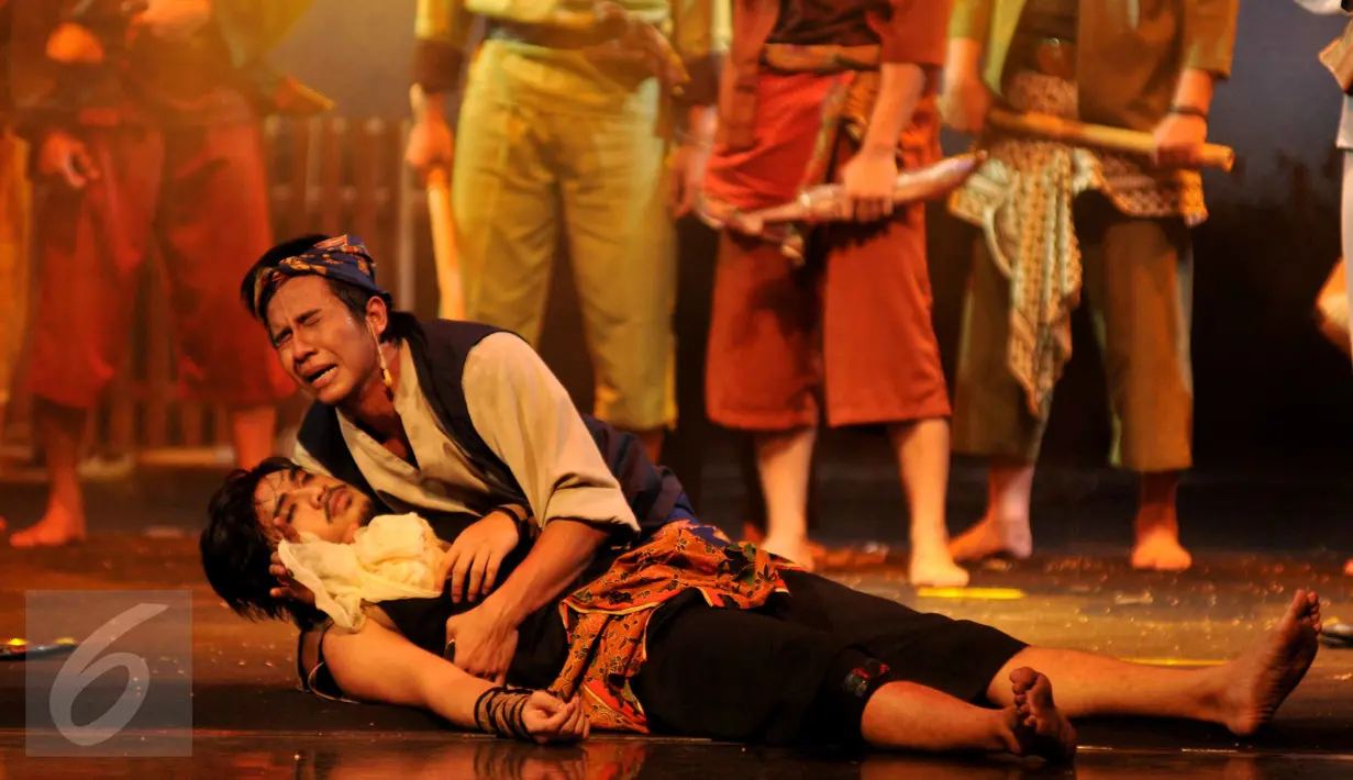 Penampilan finalis Abang None Jakarta dalam pertunjukan sandiwara Betawi berjudul ‘JAWARA! Langgam Hati Dari Marunda’ di Gedung Kesenian Jakarta, Jumat (23/10). Teater tentang silat betawi ini digelar pada 24-25 Oktober 2015. (Liputan6.com/Gempur M Surya)