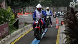 Peserta mengikuti kegiatan safety riding di Track Safety Riding Center PT Wahana Makmur Sejati (WMS) Jatake, Tangerang, Banten, Kamis (11/7/2019). Kegiatan safety riding tersebut dilakukan guna mengedukasi masyarakat terkait berkendara aman. (Liputan6.com/Angga Yuniar)