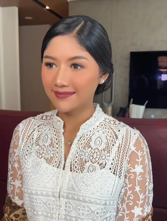 Sang MUA pun mengaplikasikan riasan mata yang minimalis dengan eye shadow coral, eye liner tipis dan bulu mata yang lentik, serta alis mata on fleek tertata rapi. [@fidelhertamakeup]