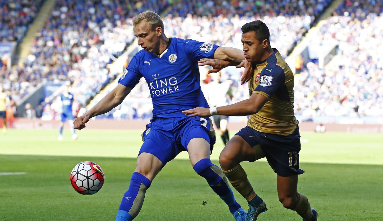 Penyerang Arsenal, Alexis Sanchez berusaha melewati pemain Leicester, Ritchie De Laet pada laga Liga Inggris di Stadion King Power, Inggris, Sabtu (26/9/2015). (Reuters/Darren Staples)