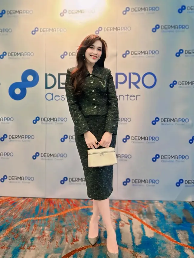 4 Potret Elegan Calon Ibu Persit Ayu Ting Ting Saat Cosplay Jadi Hong Hae In Queen of Tears, Tenteng Tas Mewah Rp83 Jutaan