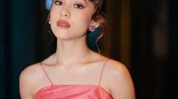 Lewat foto yang diunggah di akun Instagram pribadinya, mantan member JKT48 ini tampil bak boneka barbie dengan tampilan serba pink! (FOTO: instagram.com/zaraadhsty)