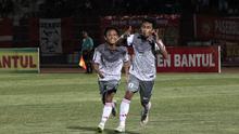 Striker Persiba Bantul, Ugik Sugianto merayakan gol yang dicetaknya ke gawang Persinga Ngawi. Laga lanjutan Grup C Piala Kemerdekaan ini berakhir sama kuat 1-1, Selasa (18/8/2015). (Bola.com/Vincensius Sawarno) 