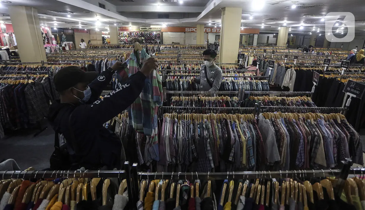 Warga memilih pakaian di salah satu pusat perbelanjaan di Jakarta, Rabu (25/3/2021). Menurut Senior Financial Planner Aidil Akbar Madjid, jika program pemerintah tidak seiring dengan upaya mendongkrak daya beli masyarakat maka pemulihan ekonomi nasional sulit terealisasi. (Liputan6.com/Johan Tallo)