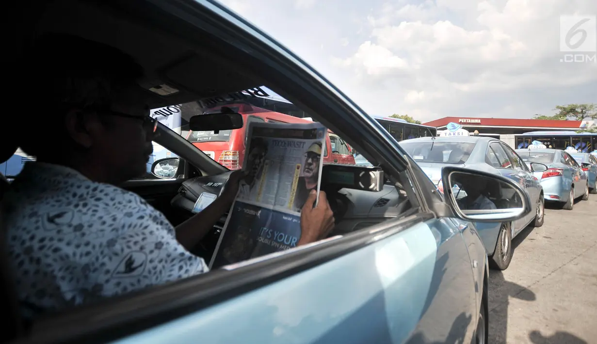 Sopir taksi saat menunggu antrean mengisi BBG di SPBG Pemuda, Jakarta, Kamis (15/11). Minimnya keberadaan SPBG menyebabkan antrean panjang kendaraan yang akan mengisi BBG hingga ke pinggir jalan menimbulkan kemacetan. (Merdeka.com/Iqbal S. Nugroho)