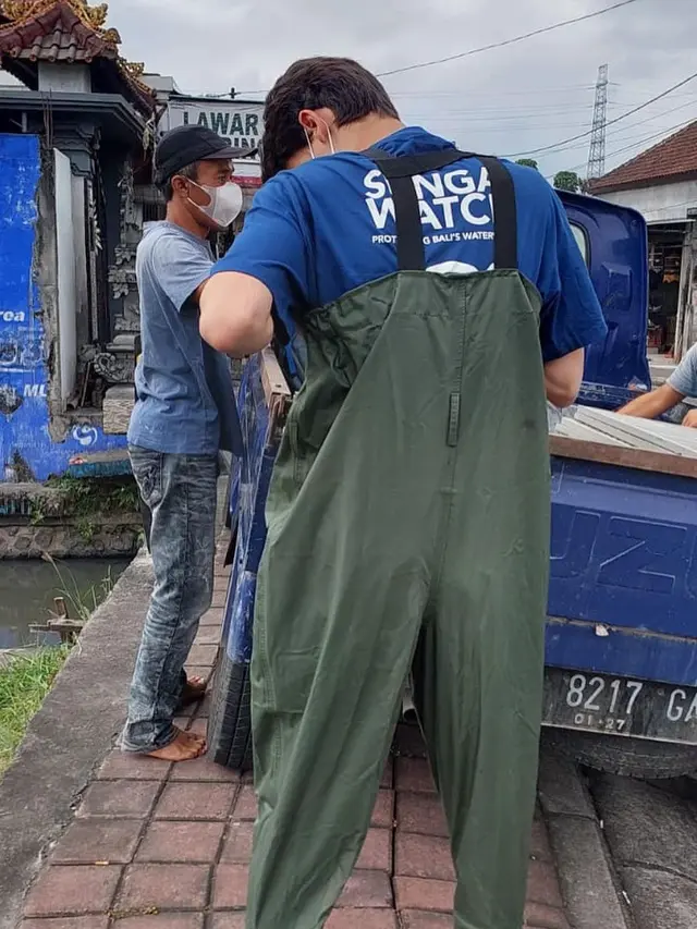 Kiran Cucu Presiden Soekarno Bersihkan Sampah di Sungai