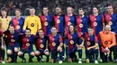 Pelatih Timnas Indonesia, Patrick Kluivert (tengah) berfoto bersama dengan para legenda Barcelona dalam laga persahabatan melawan legenda Real Madrid yang berlangsung di DY Patil Stadium, Navi Mumbai, India. (AFP/Punit Paranjpe)