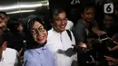 Mantan Dirut Pertamina Karen Agustiawan (kiri) usai keluar dari Rutan Salemba Cabang Kejaksaan Agung, Jakarta, Selasa (10/3/2020). Sebelumnya, Karen mengajukan kasasi usai divonis delapan tahun penjara oleh Pengadilan Tipikor Jakarta atas dugaan korupsi investasi blok BMG. (Liputan6.com/Johan Tallo)