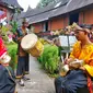 Para pemuda memainkan alat musik kesenian tradisional di Desa Wisata Kampuang Minang Nagari Sumpu, Kabupaten Tanah Datar, Provinsi Sumatera Barat, Kamis (22/6/2023). (Liputan6/Angga Yuniar)
