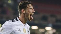 Gelandang Jerman, Leon Goretzka, melakukan selebrasi usai mencetak gol ke gawang Azerbaijan pada laga kualifikasi Piala Dunia di Stadion Fritz Walter, Minggu (8/10/2017). Jerman menang 5-1 atas Azerbaijan. (AP/Michael Probst)