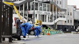 Polisi memeriksa lokasi di mana mantan Perdana Menteri Jepang Shinzo Abe ditembak di Nara, Jepang barat, Jumat (8/7/2022). Shinzo Abe Dilaporkan tidak menunjukkan tanda-tanda vital setelah ditembak di sebuah acara kampanye di wilayah Nara pada hari Jumat (8/7/2022). (Kyodo News via AP)