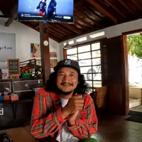 Lama tak terlihat di layar kaca, Isa Bajaj pulang kampung. Personel grup lawak Bajaj yang pernah terlibat dalam sinetron Para Pencari Tuhan itu buka warung makan sederhana di kampungnya Megetan. [Youtube/Jejak Richard]