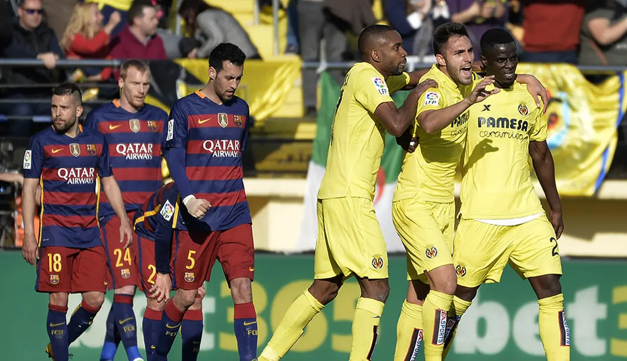 Para pemain Villarreal merayakan gol penyeimbang ke gawang Barcelona pada laga La Liga Spanyol di Stadion El Madrigal, Vila-real, Minggu (20/3/2016). Sempat tertinggal 0-2, Villarreal bangkit samakan kedudukan. (AFP/Jose Jordan)