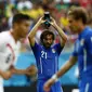 Pemain Timnas Italia, Andrea Pirlo (tengah) mendinginkan kepala akibat panasnya suhu udara di Stadion Pernambuco, Recife, Brasil, (20/6/2014), saat berlaga di babak penyisihan Piala Dunia 2014 Grup D.(REUTERS/Dominic Ebenbichler) 