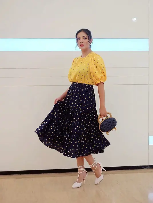 "Tapi di tahun 2018 aku mengetahui sesuatu hal yang membuat aku drop karena bagi aku kalau udah namanya perselingkuhan, mau bentuknya apa pun, itu tetep saja perselingkuhan. Kita lagi makan di salah satu mall, dia tutup (handphone)," ujarnya. (Instagram/nindyparasadyharsono)