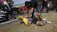 Pembalap sepede asal Swiss, Fabian Cancellara pemegang kaus kuning turut menjadi korban tabrakan horor etape 3 Tour de France (REUTERS/Eric Gaillard)