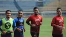 Muhammad Natshir (kedua kanan) merupakan salah satu pemain cabutan yang dipanggil pelatih Robert Rene Alberts. (Foto: Dok. Persib)