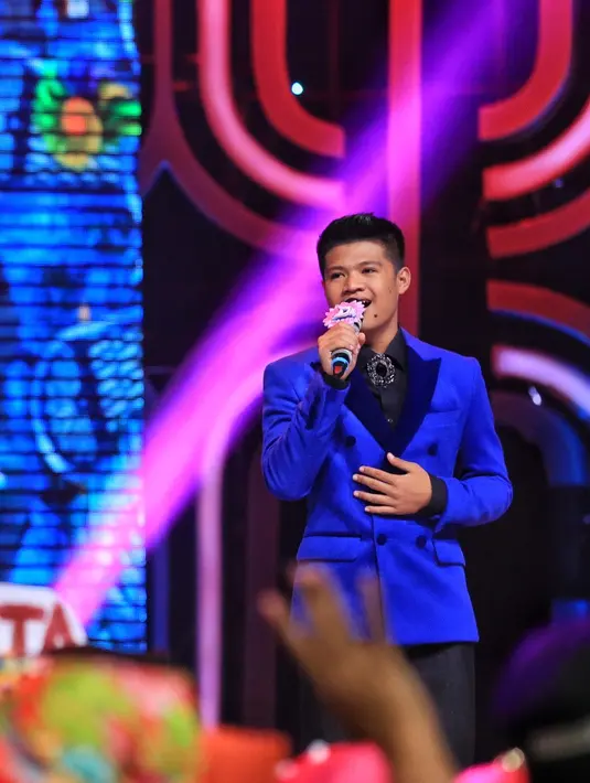 Berbagai pujian didapat saat membawakan lagu Senandung Rembulan. Lagu itu dibawakan dengan apik, hingga mendapatkan lima lampu hijau dari para juri pada malam Top 5 Besar Result Show D'Academy 4. (Adrian Putra/Bintang.com)