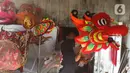 Pemain dari kelompok barongsai Naga Merah Putih Bogor bersiap melakukan latihan dengan Barongsai di kawasan Babakan Pasar, Kota Bogor, Jawa Barat, Rabu (11/1/2023). Latihan tersebut  untuk mempersiapkan penampilan menyambut Tahun Baru Imlek. (Liputan6.com/Herman Zakharia)