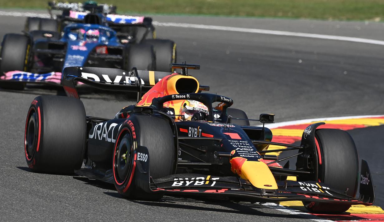Memasuki Tikungan 5, Verstappen berhasil menyalip juara dunia F1 dua kali, Fernando Alonso. Setelah itu, ia mampu mengambil alih P3 dari George Russell. (AFP/John Thys)