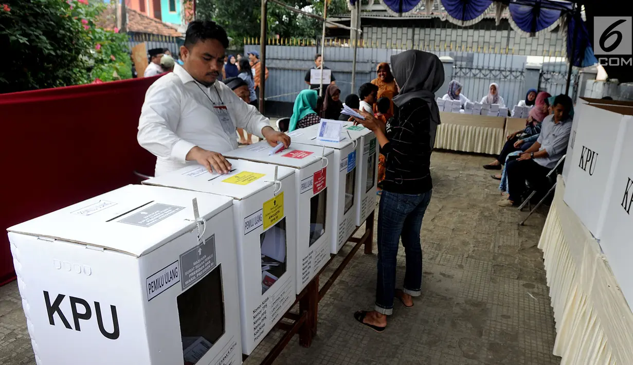 Warga memasukkan surat suara saat pemungutan ulang Pemilu 2019 di TPS 71 Kelurahan Cempaka Putih, Kecamatan Ciputat Timur, Tangerang Selatan, Rabu (24/4). Pencoblosan ulang dilakukan lantaran ditemukannya pelanggaran oleh Bawaslu saat pemilu serentak pada 17 April 2019 lalu (merdeka.com/Arie Basuki)