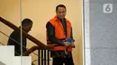 Bupati nonaktif Lampung Utara Agung Ilmu Mangkunegara (kanan) tiba di Gedung KPK, Jakarta, Senin (3/2/2020). Agung akan diperiksa sebagai tersangka untuk melengkapai berkas terkait dugaan menerima suap proyek di Dinas PUPR dan Dinas Perdagangan Kabupaten Lampung Utara. (merdeka.com/Dwi Narwoko)