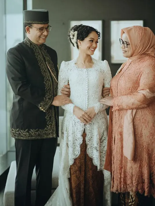 Anies Baswedan menikahkan putrinya Mutiara Annisa pada 2022 lalu digelar sampai tiga hari. Mutiara pun tampil mengenakan kebaya putih panjang brokat dipadukan kain lilit batiknya. [@morden.co]
