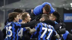 Pemain Inter Milan Lautaro Martinez (kanan) merayakan golnya ke gawang Lazio bersama rekan satu timnya pada pertandingan Liga Italia di Stadion San Siro, Milan, Italia, Minggu (14/2/2021). Inter menggusur AC Milan dari puncak klasemen Liga Italia usai mengalahkan Lazio 3-1. (AP Photo/Luca Bruno)