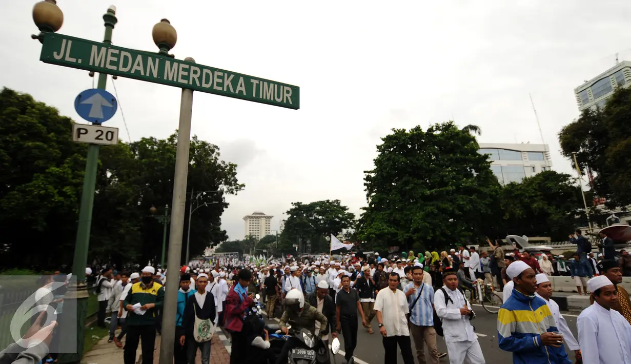 Ribuan massa ormas berjalan menuju Balai Kota Jakarta usai melakukan unjuk rasa di Bareskrim Polri, Gedung KKP Jakarta, Jumat (14/10). Dalam aksinya, massa meminta Basuki Tjahaja Purnama ditahan. (Liputan6.com/Helmi Fithriansyah)