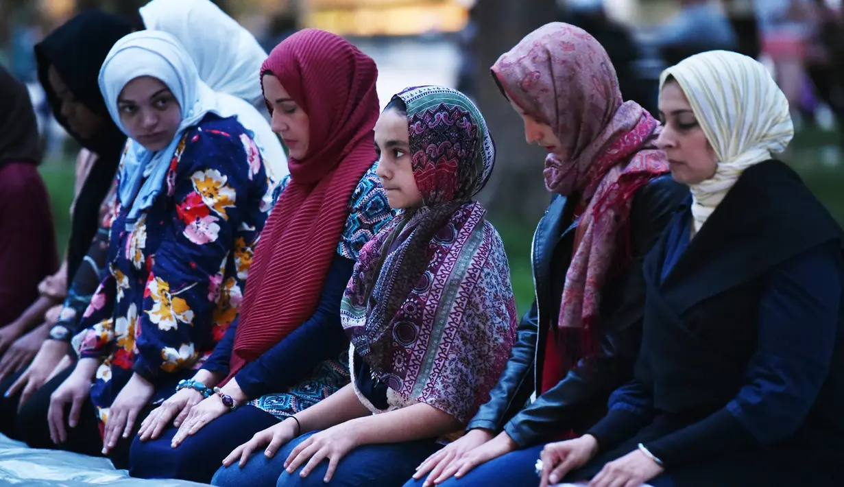 Jemaah muslim wanita melakukan salat sebelum berbuka puasa Ramadan di Lafayette Square, Washington DC (6/6). Usai melakukan salat mereka juga melakukan buka puasa Ramadan bersama.  (AFP/Mandel Ngan)