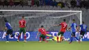 Pemain Italia Federico Chiesa (kiri) mencetak gol ke gawang Bulgaria pada pertandingan sepak bola Grup C kualifikasi Piala Dunia 2022 di Stadion Artemio Franchi, Florence, Italia, Kamis (2/9/2021). Pertandingan berakhir dengan skor 1-1. (Fabio Ferrari/LaPresse via AP)