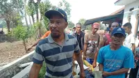 Evakuasi jasad pria yang bunuh diri dengan cara gantung diri di atas pohon Waru, Kampung Bambu Amin, Desa Jatiwangi, Kecamatan Jarisari, Karawang, Sabtu (23/11/2019). (Liputan6.com/Abramena)