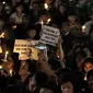 Ribuan pendukung Ahok menggelar acara Malam Solidaritas atas Matinya Keadilan di Tugu Proklamasi, Jakarta (10/05). Mereka datang mengenakan pakaian hitam-hitam. (Liputan6.com/Faizal Fanani)