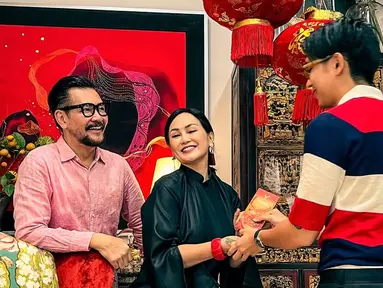 Ferry Salim membagikan momen kebersamaan Imlek kepada para pengikutnya di Instagram. Dalam unggahan, ia mengucapkan “Gong Xi Fa Cai” kepada semua orang yang merayakan, dan berharap agar tahun ini membawa lebih banyak keberuntungan serta kesuksesan. (Liputan6.com/IG/@ferrysal1m)