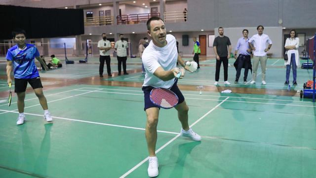 Foto: John Terry Ditemani Nesta Main Badminton Bareng Greysia Polii, Pindah Cabor Nih Bang?