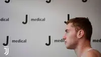 Rekrutan anyar Juventus, Dejan Kulusevski, saat menjalani tes medis. (Bola.com/Dok. Juventus)