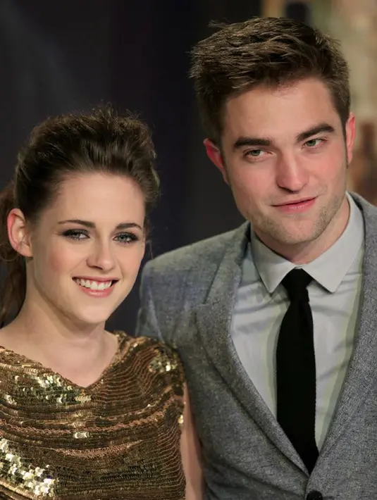 Kristen yang tengah bersama kekasihnya, Stella Maxwell, berada di dalam pesawat yang sama dengan Pattinson. Keduanya sama-sama hendak bertandang ke Los Angeles, namun keduanya dikabarkan tak saling sapa. (AFP/Bintang.com)