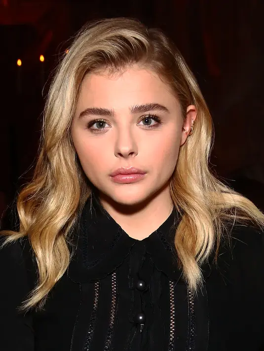 Aktris film If I Stay ini mengaku dirinya kurang percaya diri dengan ukuran bentuk tubuhnya. (AFP/Bintang.com)