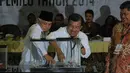  Cawapres Hatta Radjasa dan Jusuf Kalla mengambil nomor secara bersamaan (Liputan6.com/Herman Zakharia) 