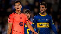 Alvaro Cortes (kiri) pada laga Barcelona kontra Alaves di La Liga 2025/2026. (X/Barcelona)