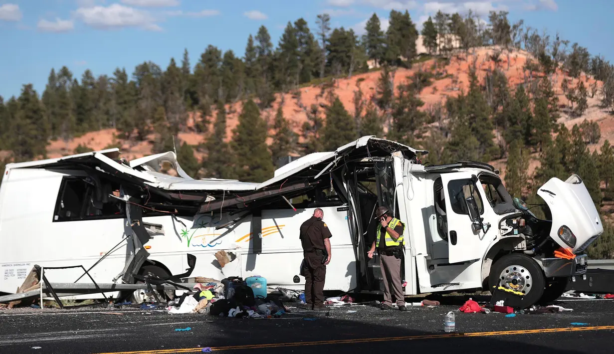 Pihak berwenang berada di lokasi kecelakaan sebuah bus wisata berisi turis China di dekat Taman Nasional Bryce Canyon, barat daya Utah, Amerika Serikat, Jumat (20/9/2019). Sedikitnya empat orang tewas dan 15 lainnya kritis dalam insiden naas tersebut. (Spenser Heaps/The Deseret News via AP)