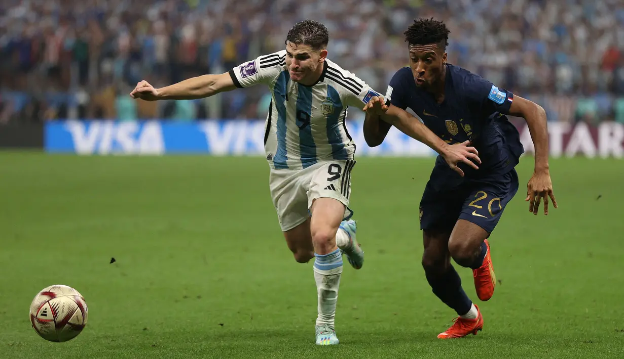 Julian Alvarez tampil mengagumkan bersama Timnas Argentina saat Piala Dunia 2022. Ia beberapa kali berhasil menjadi pencetak gol krusial di laga Albiceleste dan dipercaya tampil sebagai starting XI. Berkat penampilan gemilannya, pemain Manchester City itu berhasil mengalami kenaikan harga pasar, dari 34 juta dolar menjadi 52,1 juta dolar. (AFP/Adrian Dennis)