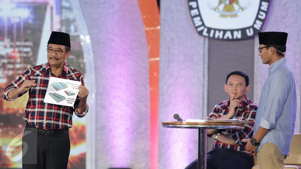 Pelukan Djarot dan Sandiaga Tutup Debat Pilkada DKI Jakarta 2017