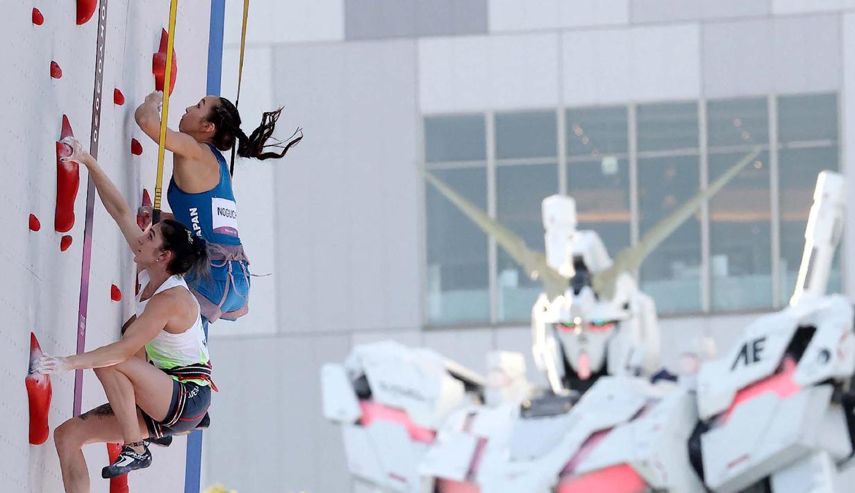 Akiyo Noguchi (atas) dan Mia Krampl bersaing dalam kualifikasi kecepatan panjat  tebing putri dalam Olimpiade Tokyo 2020, Rabu (4/8/2021). (Foto: AFP/JIJI PRESS/Stringer)